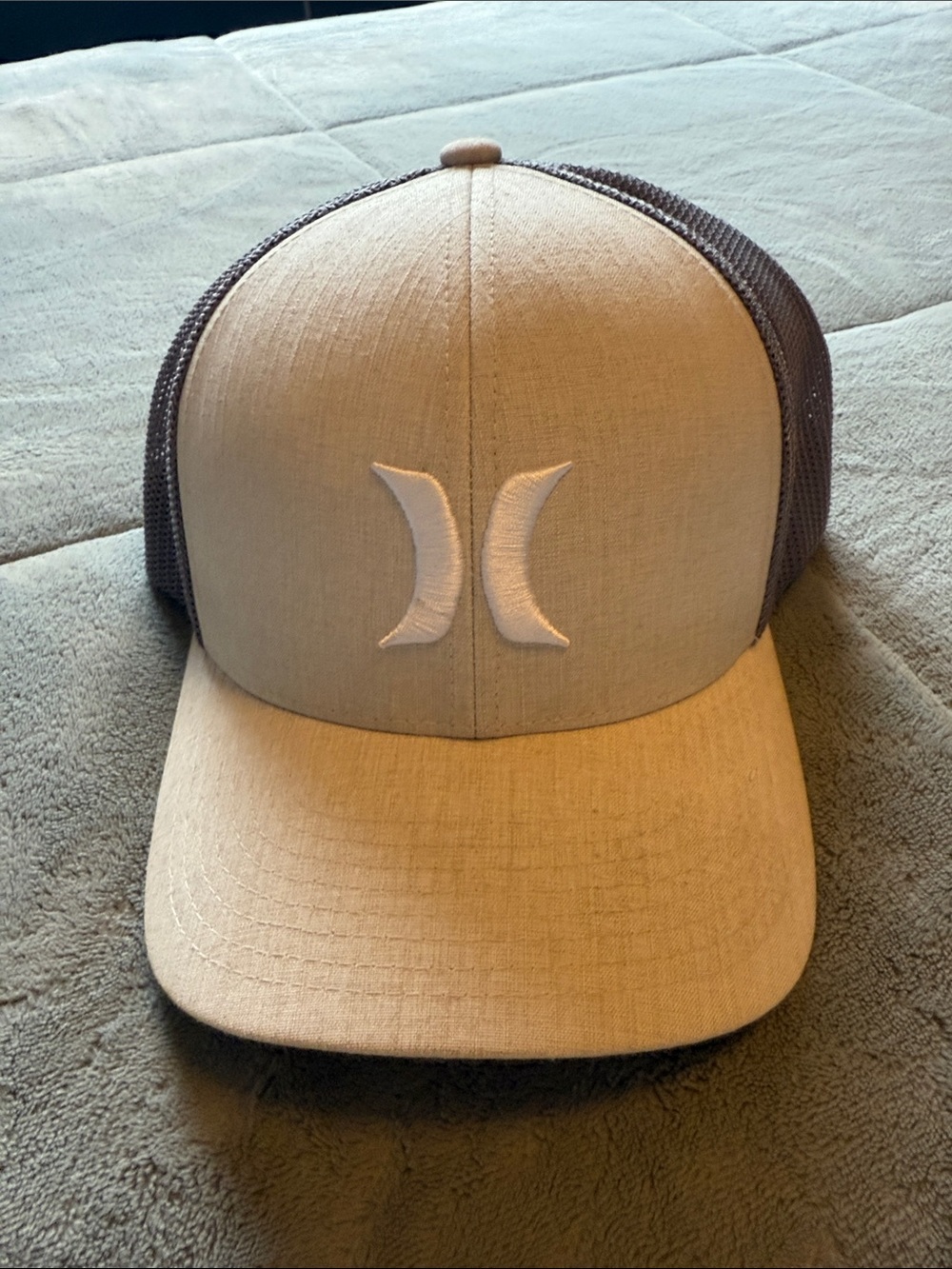 Hurley Two-Tone Beige and Gray Mesh Trucker Hat